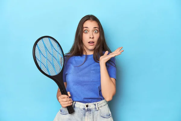 Woman Electric Bug Zapper Blue Background Surprised Shocked — Stock Photo, Image
