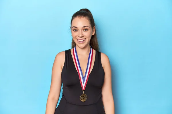 Deportiva Mujer Con Una Medalla Oro Fondo Estudio Azul — Foto de Stock