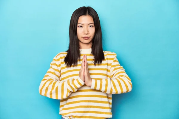身穿条纹黄色毛衣的亚洲女人 表现出忠诚 宗教人士寻找神圣的灵感 — 图库照片