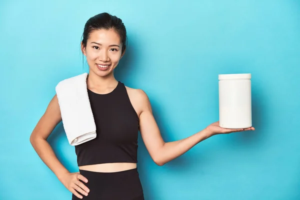 Young Asian Sportswoman Protein Bottle Gym Setup Showing Copy Space — Stock Photo, Image