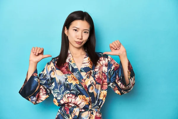 Elégante Jeune Femme Asiatique Kimono Prise Vue Studio Sent Fière — Photo