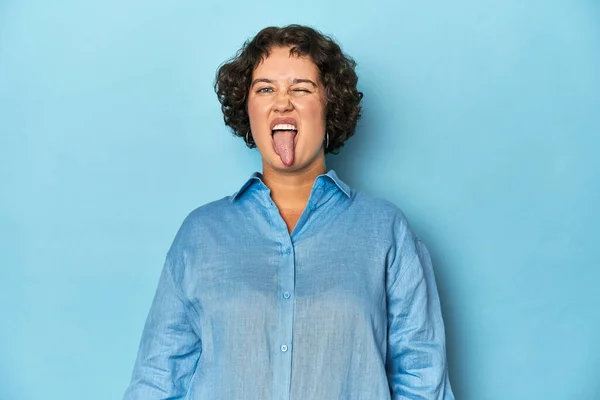 Young Caucasian Woman Short Hair Funny Friendly Sticking Out Tongue — Stock Photo, Image
