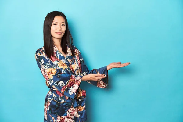 穿着花和服的优雅的年轻亚洲女人 工作室背景 — 图库照片