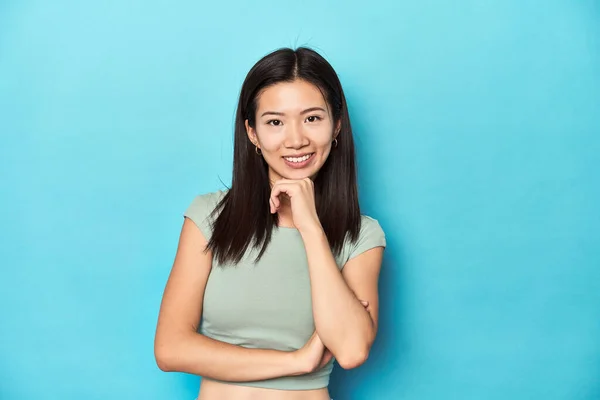 Mujer Asiática Parte Superior Verde Verano Fondo Del Estudio Sonriendo —  Fotos de Stock