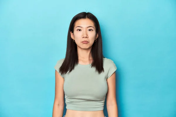 Азиатская Женщина Летнем Зеленом Топе Студийный Задник Грустное Серьезное Лицо — стоковое фото