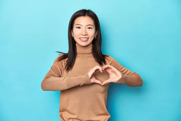 Mujer Asiática Joven Cuello Alto Marrón Sonriendo Mostrando Una Forma — Foto de Stock