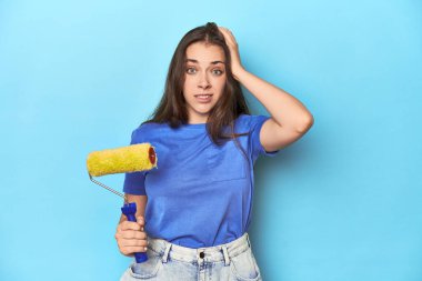 Mavi arka planda sarı silindirli genç bir kadın şok geçiriyordu. Önemli bir toplantıyı hatırladı..