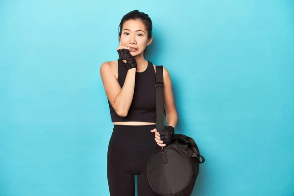 Spor Kıyafetli Asyalı Kadın Antrenmana Hazır Tırnaklarını Yiyor Gergin Çok — Stok fotoğraf