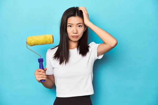 Jonge Aziatische Vrouw Met Verfroller Diy Concept Geschokt Heeft Onthouden — Stockfoto