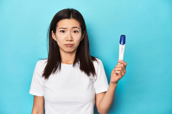 Joven Mujer Asiática Sosteniendo Una Prueba Embarazo Estudio Tiro — Foto de Stock