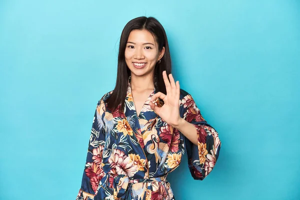 穿着和服的年轻优雅的亚洲女人 演播室里开朗而自信地做出了一个好的手势 — 图库照片