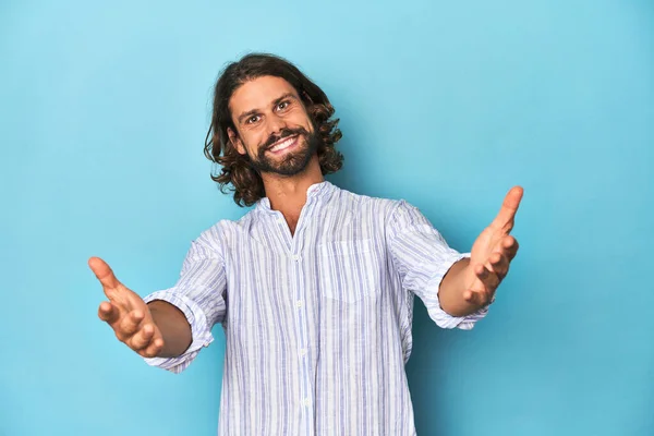 Man Beard Blue Striped Shirt Blue Studio Feels Confident Giving — Stock Photo, Image