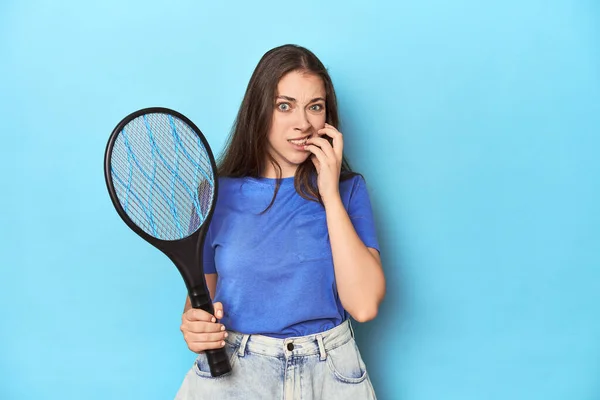 Vrouw Met Een Elektrische Bug Zapper Een Blauwe Achtergrond Bijten — Stockfoto