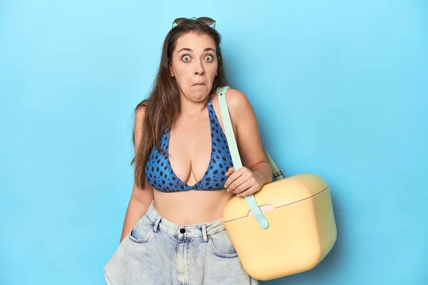 Mujer Bikini Con Enfriador Playa Portátil Estudio Azul Encoge Los —  Fotos de Stock