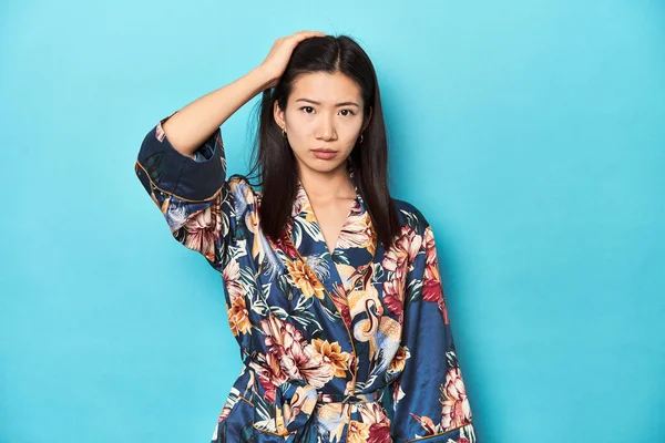 Élégante Jeune Femme Asiatique Kimono Prise Vue Studio Choquée Elle — Photo