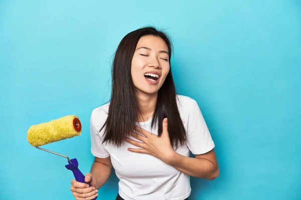 Jonge Aziatische Vrouw Met Verfroller Diy Concept Lacht Luid Houden — Stockfoto