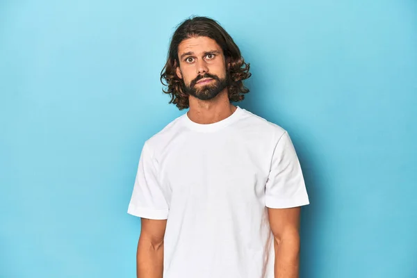 Homem Barbudo Camisa Branca Fundo Azul Triste Rosto Sério Sentindo — Fotografia de Stock