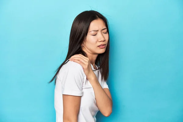Young Asian Woman White Shirt Studio Shot Having Shoulder Pain — Stock Photo, Image