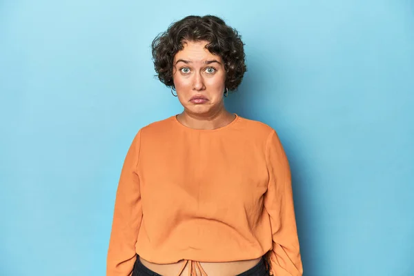 Young Caucasian Woman Short Hair Shrugs Shoulders Open Eyes Confused — Stock Photo, Image
