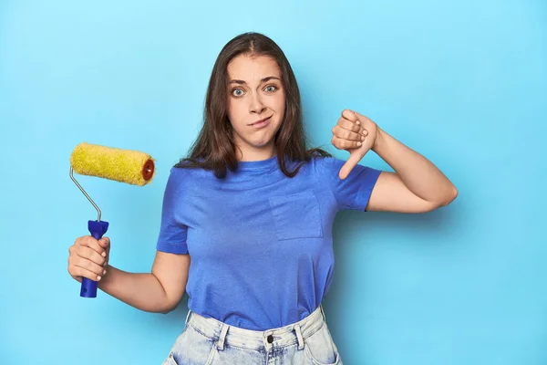 Young Woman Yellow Paint Roller Blue Background Showing Dislike Gesture — Stock Photo, Image