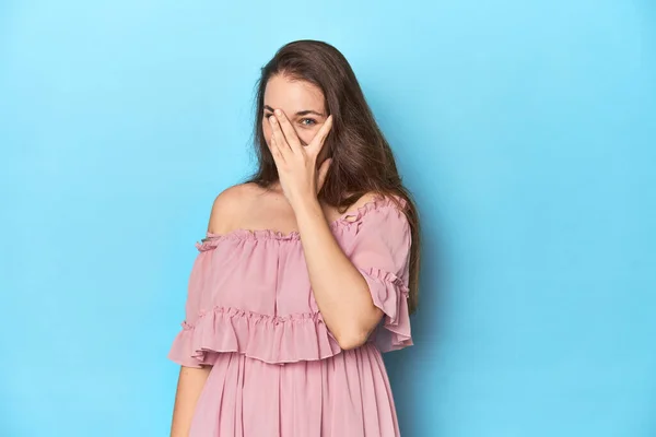 Mujer Joven Con Vestido Rosa Fondo Estudio Azul Parpadear Ante —  Fotos de Stock