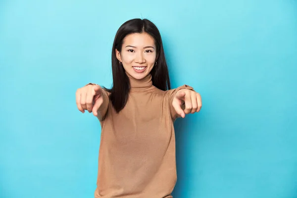 Ung Asiatisk Kvinna Brun Polotröja Glada Leenden Pekar Framsidan — Stockfoto