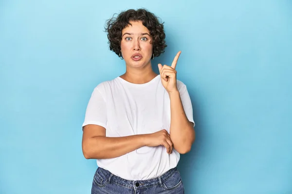 Young Caucasian Woman Short Hair Having Some Great Idea Concept — Stock Photo, Image
