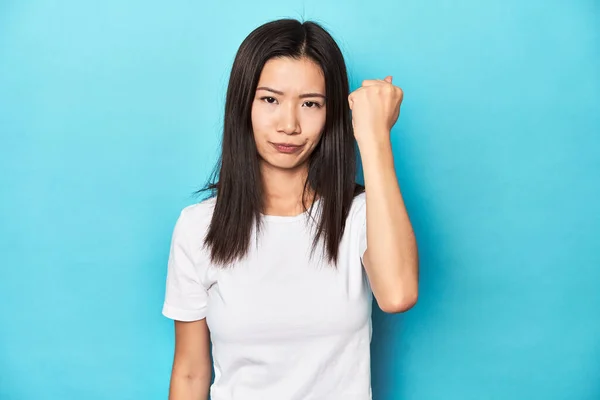 Ung Asiatisk Kvinna Vit Shirt Studio Skott Visar Knytnäve Mot — Stockfoto