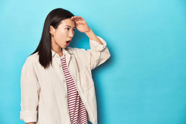 Asian Woman Layered Shirt Striped Shirt Looking Far Away Keeping — Stock Photo, Image