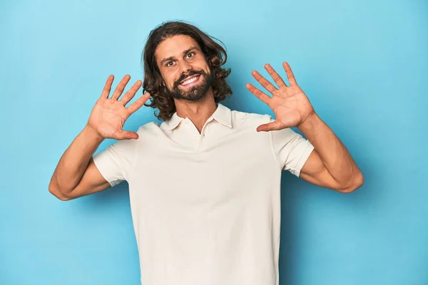 Long Haired Man White Polo Blue Studio Showing Number Ten — Stock Photo, Image
