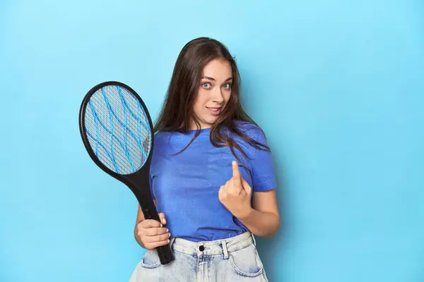 Mujer Con Zapper Insecto Eléctrico Sobre Fondo Azul Apuntándote Con — Foto de Stock