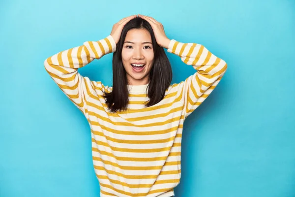 Asiatisk Kvinde Stribet Gul Sweater Skrigende Meget Ophidset Lidenskabelig Tilfreds - Stock-foto