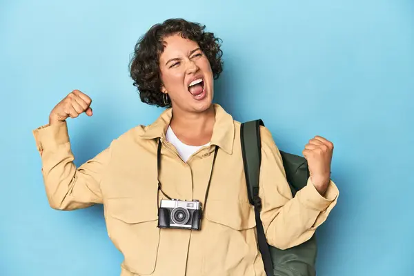 Jovem Viajante Mulher Com Câmera Vintage Levantando Punho Após Uma — Fotografia de Stock