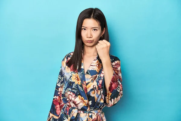 Elegante Giovane Donna Asiatica Kimono Ripresa Studio Mostrando Pugno Alla — Foto Stock