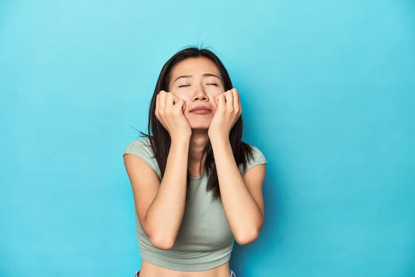 Азиатская Женщина Летнем Зеленом Топе Студийный Задник Плачет Недовольна Агония — стоковое фото