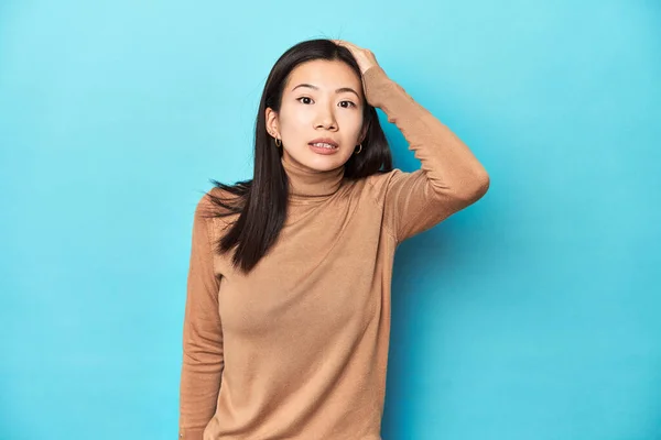Young Asian Woman Brown Turtleneck Being Shocked She Has Remembered — Stock Photo, Image