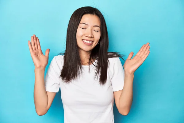 Beyaz Tişörtlü Genç Asyalı Kadın Stüdyo Fotoğrafı Neşeli Kahkahalar Mutluluk — Stok fotoğraf