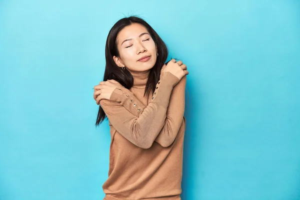Young Asian Woman Brown Turtleneck Hugs Smiling Carefree Happy — Stock Photo, Image