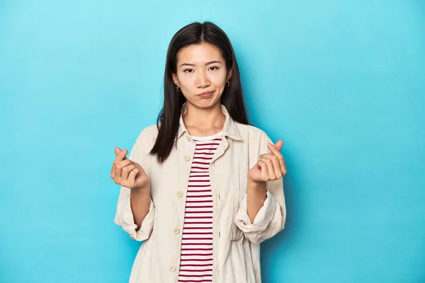 Asian Woman Layered Shirt Striped Shirt Showing She Has Money — Stock Photo, Image