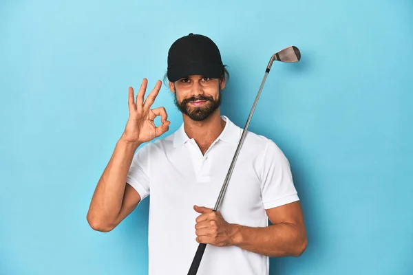Golfista Pelo Largo Con Club Sombrero Alegre Confiado Mostrando Buen —  Fotos de Stock