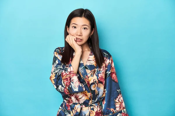 Elegante Jonge Aziatische Vrouw Kimono Studio Schot Bijten Nagels Nerveus — Stockfoto