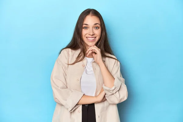 Stilig Ung Kvinne Overskjorte Blå Bakgrunn Som Smiler Lykkelig Selvsikker – stockfoto