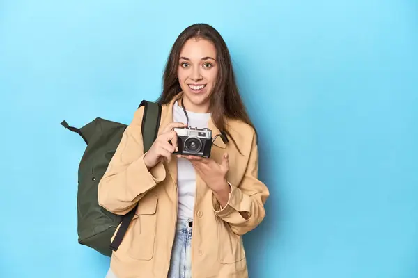 Traveling Woman Taking Pictures Vintage Camera Blue — Stock Photo, Image