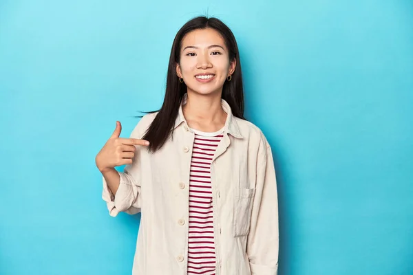 Femme Asiatique Chemise Couches Shirt Rayé Personne Pointant Main Vers — Photo