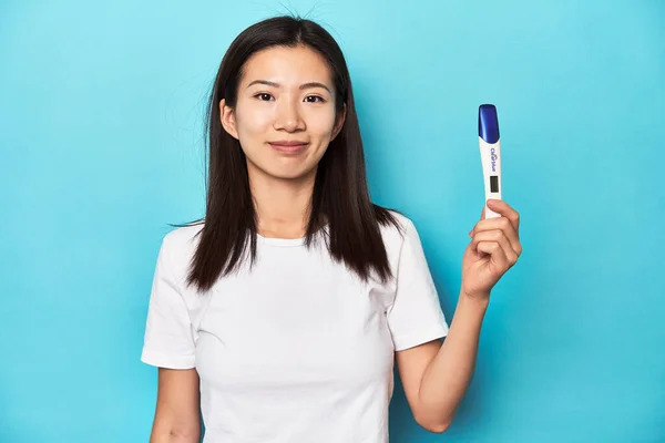 Młoda Azjatka Testem Ciążowym Zdjęcia Studyjne — Zdjęcie stockowe