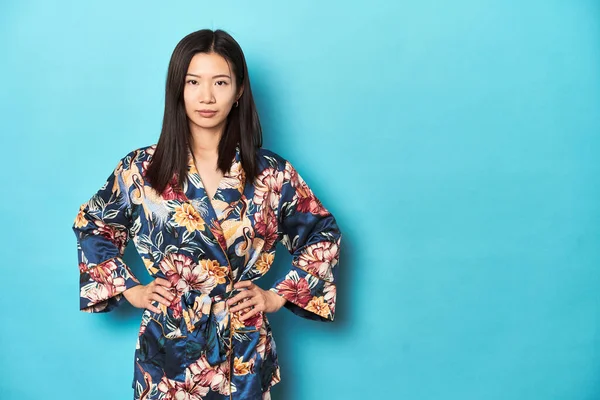 Elegant Young Asian Woman Floral Kimono Studio Backdrop — Stock Photo, Image