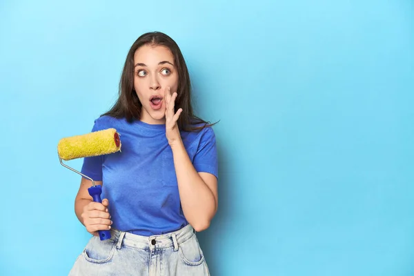 Jovem Mulher Com Rolo Tinta Amarela Fundo Azul Está Dizendo — Fotografia de Stock