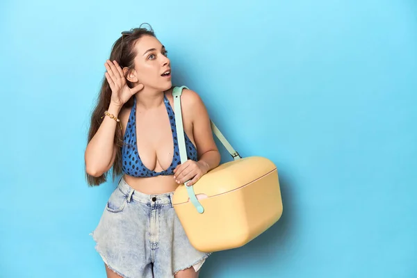 Vrouw Bikini Met Een Draagbare Strandkoeler Blauwe Studio Probeert Luisteren — Stockfoto