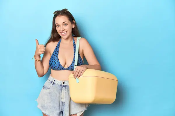 Vrouw Bikini Met Een Draagbare Strandkoeler Blauwe Studio Die Glimlacht — Stockfoto