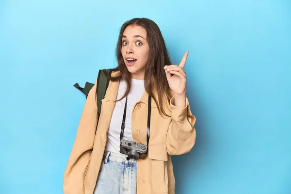 年轻的白人女性旅行者 带着相机和背包 有一个想法 灵感的概念 — 图库照片